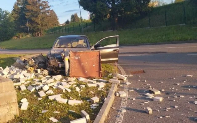 FOTO: Řidič v Humpolci narazil do přípojky. V okolí došlo k úniku plynu