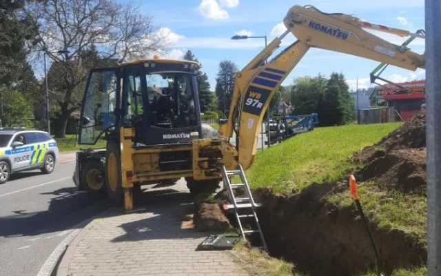 FOTO: Řidič v Humpolci narazil do přípojky. V okolí došlo k úniku plynu