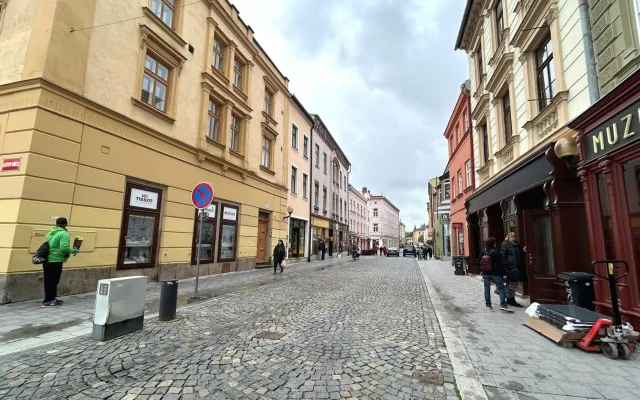 Nové lavičky a zeleň promění jihlavskou Benešku v přívětivější místo pro pěší