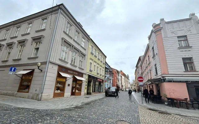 Nové lavičky a zeleň promění jihlavskou Benešku v přívětivější místo pro pěší