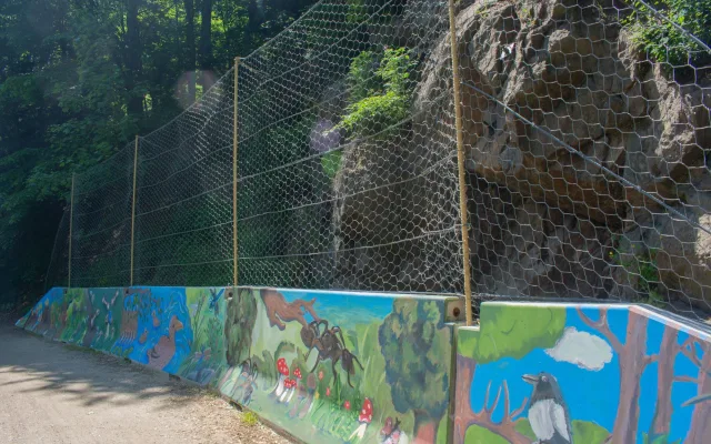 FOTO: Jihlavský Heulos ožil barvami. Žáci ZUŠ pomalovali betonovou zábranu