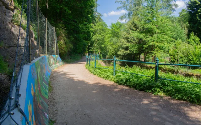 FOTO: Jihlavský Heulos ožil barvami. Žáci ZUŠ pomalovali betonovou zábranu