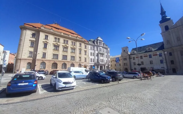 Parkování v Jihlavě XXXV.: Pro parkující u pošty bude zítřejší sobota poslední placenou