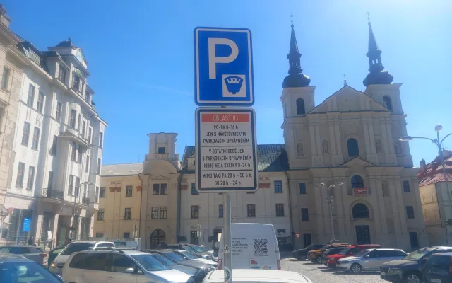 Parkování v Jihlavě XXXV.: Pro parkující u pošty bude zítřejší sobota poslední placenou