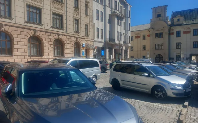 Parkování v Jihlavě XXXV.: Pro parkující u pošty bude zítřejší sobota poslední placenou