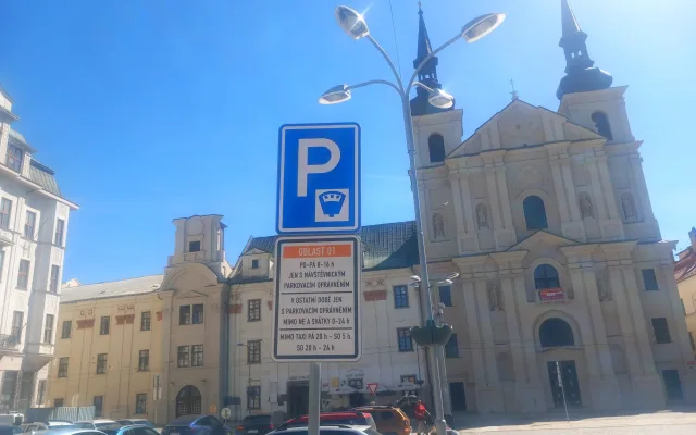 Parkování v Jihlavě XXXV.: Pro parkující u pošty bude zítřejší sobota poslední placenou