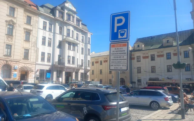 Parkování v Jihlavě XXXV.: Pro parkující u pošty bude zítřejší sobota poslední placenou