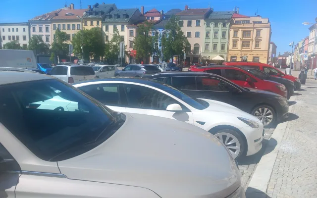 Parkování v Jihlavě XXXV.: Pro parkující u pošty bude zítřejší sobota poslední placenou