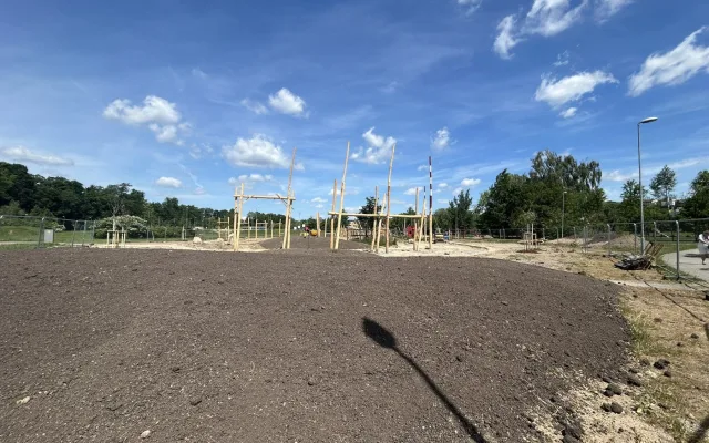 VIDEO: Stavba nového hřiště v Jihlavě jde do finiše. Stín zajistí kryté přístřešky