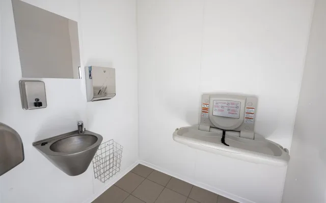 FOTO: Veřejné toalety za Snahou jsou dokončené. Kam si mohou návštěvníci dále odskočit?