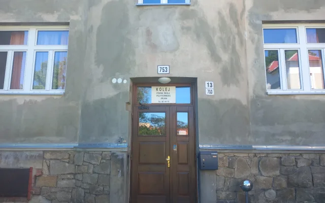 FOTO: Dostavba kolejí v Jihlavě se prodlužuje, studenti mohou zůstat na Brtnické
