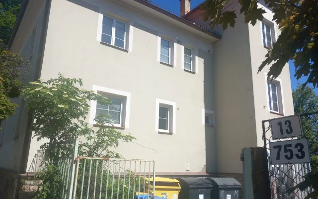 FOTO: Dostavba kolejí v Jihlavě se prodlužuje, studenti mohou zůstat na Brtnické
