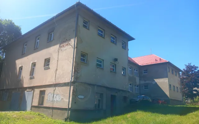 FOTO: Dostavba kolejí v Jihlavě se prodlužuje, studenti mohou zůstat na Brtnické