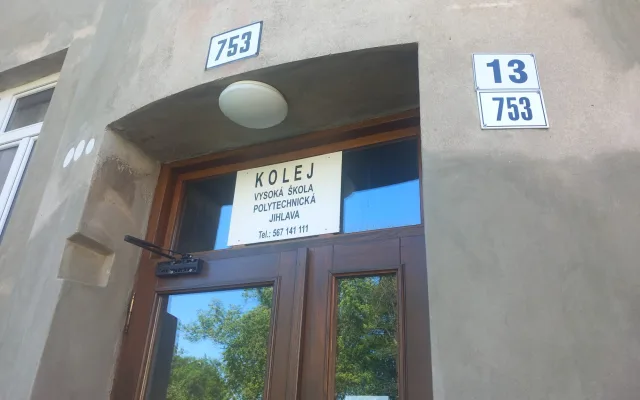 FOTO: Dostavba kolejí v Jihlavě se prodlužuje, studenti mohou zůstat na Brtnické