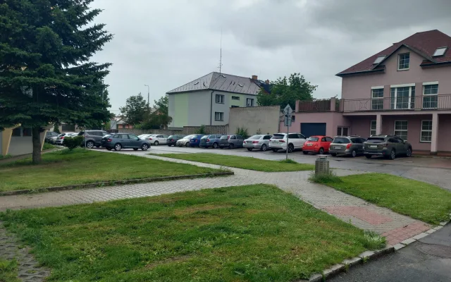 Parkování v Jihlavě XXXVI.: Letos modré zóny nevzniknou nikde, prohlásil primátor