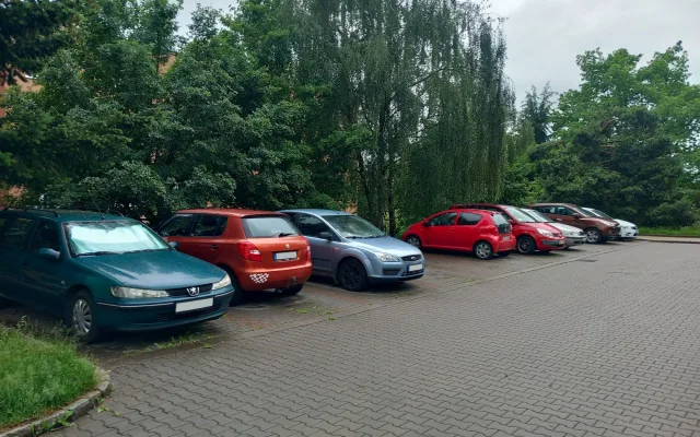Parkování v Jihlavě XXXVI.: Letos modré zóny nevzniknou nikde, prohlásil primátor