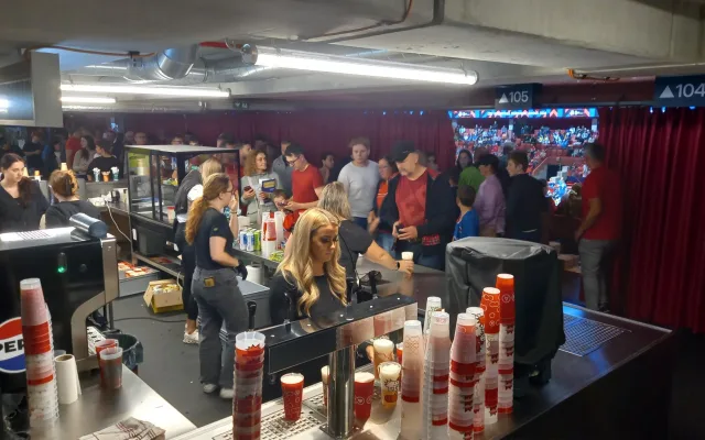 FOTO, VIDEO: Jihlava hostí evropský volejbal. Pivo je za 60 korun, klobása za 130