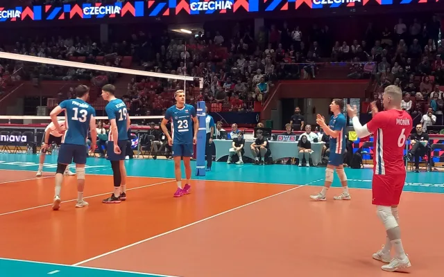 FOTO, VIDEO: Jihlava hostí evropský volejbal. Pivo je za 60 korun, klobása za 130