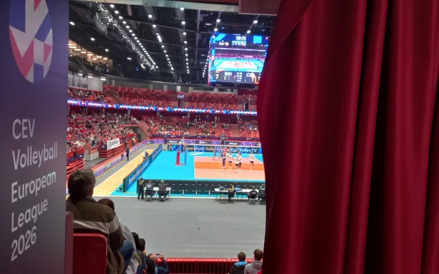 FOTO, VIDEO: Jihlava hostí evropský volejbal. Pivo je za 60 korun, klobása za 130