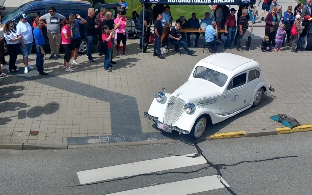 FOTO, VIDEO: Jihlavskem projel závod 1000 mil Československých. Přilákal davy lidí