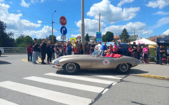FOTO, VIDEO: Jihlavskem projel závod 1000 mil Československých. Přilákal davy lidí