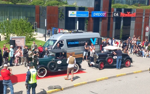 FOTO, VIDEO: Jihlavskem projel závod 1000 mil Československých. Přilákal davy lidí