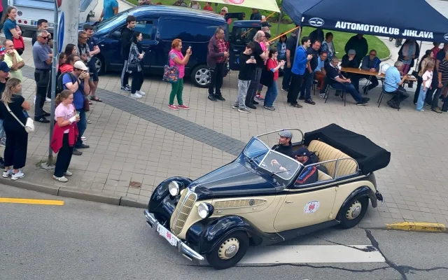 FOTO, VIDEO: Jihlavskem projel závod 1000 mil Československých. Přilákal davy lidí