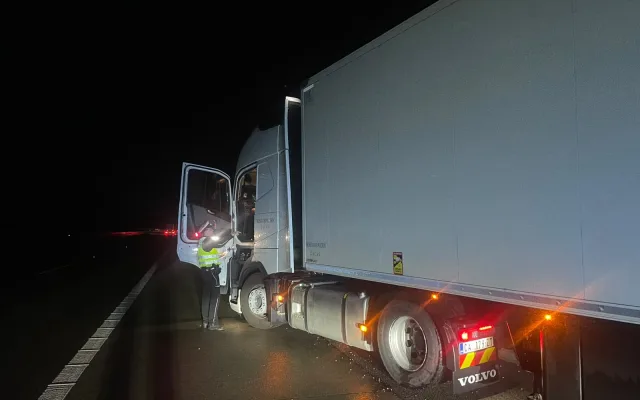 FOTO: Policisté si opět posvítili na kamiony. V noci kontrolovali parkování na dálnici