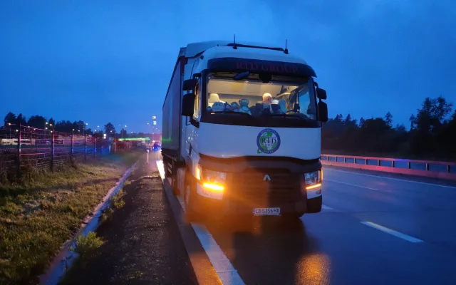 FOTO: Policisté si opět posvítili na kamiony. V noci kontrolovali parkování na dálnici