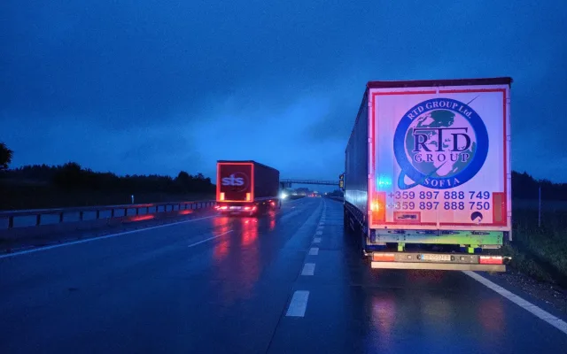 FOTO: Policisté si opět posvítili na kamiony. V noci kontrolovali parkování na dálnici