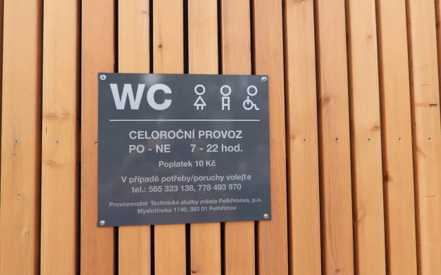 FOTO: Pelhřimov dokončil parkoviště u řeky Bělá, lidé tam mohou chodit přes brod