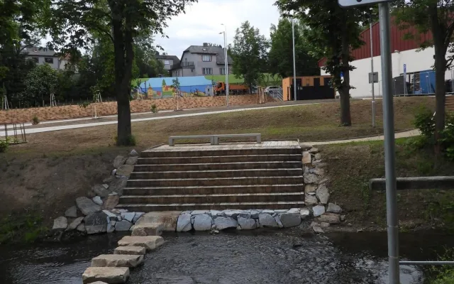 FOTO: Pelhřimov dokončil parkoviště u řeky Bělá, lidé tam mohou chodit přes brod