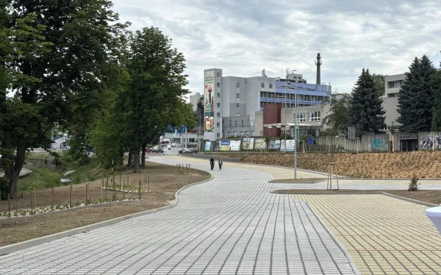 FOTO: Pelhřimov dokončil parkoviště u řeky Bělá, lidé tam mohou chodit přes brod