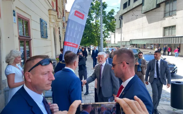 Prezident Petr Pavel s manželkou přijeli do Jihlavy. Bude diskutovat s vedením města