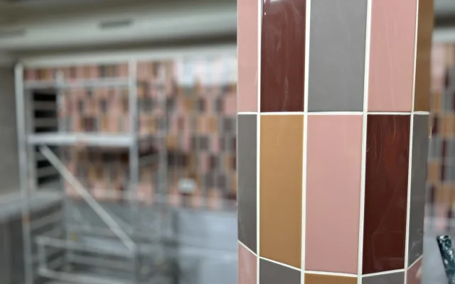 FOTO, VIDEO: Sauna pro 60 lidí i závěsný otočný krb. V Jihlavě vzniká Saunový svět