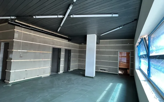 FOTO, VIDEO: Sauna pro 60 lidí i závěsný otočný krb. V Jihlavě vzniká Saunový svět