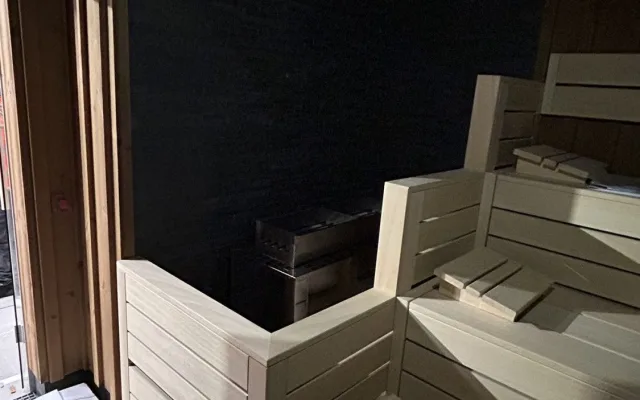FOTO, VIDEO: Sauna pro 60 lidí i závěsný otočný krb. V Jihlavě vzniká Saunový svět