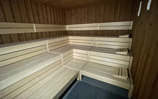 FOTO, VIDEO: Sauna pro 60 lidí i závěsný otočný krb. V Jihlavě vzniká Saunový svět