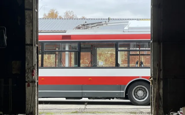 ROZHOVOR: Červený trolejbus je jihlavskou legendou. Petr Příhoda si Karkulku koupil