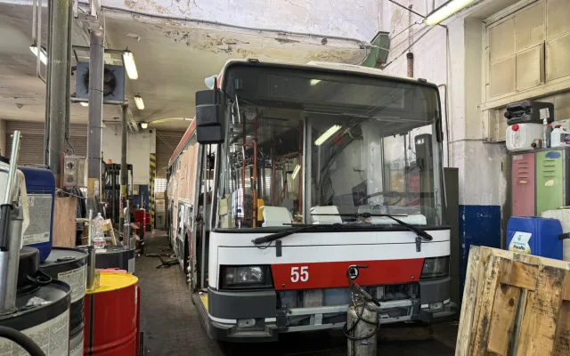 ROZHOVOR: Červený trolejbus je jihlavskou legendou. Petr Příhoda si Karkulku koupil