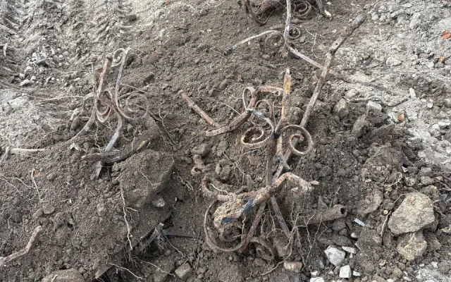 Ve Větrném Jeníkově bagrista vykopal hromadu železa. Může jít o historickou fontánu