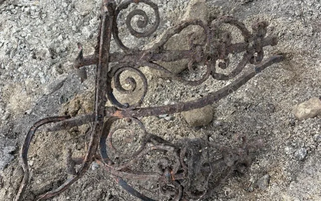 Ve Větrném Jeníkově bagrista vykopal hromadu železa. Může jít o historickou fontánu