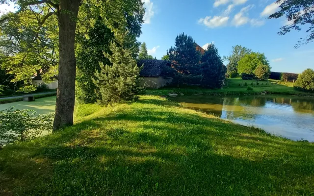 FOTO: Zelený rybník v Bradle bude minulostí, nahradí ho odpočinkové místo s lavičkami