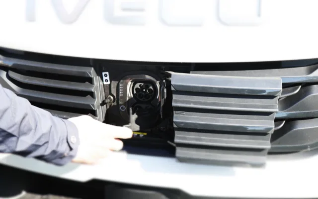 FOTO: V novoměstské nemocnici rozváží jídlo elektromobil, stál přes dva miliony