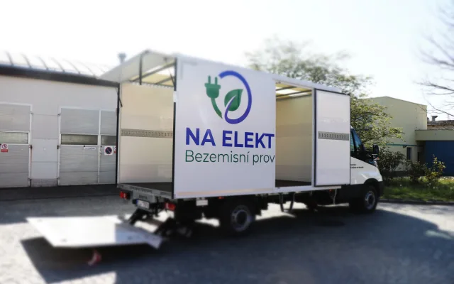FOTO: V novoměstské nemocnici rozváží jídlo elektromobil, stál přes dva miliony