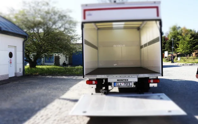FOTO: V novoměstské nemocnici rozváží jídlo elektromobil, stál přes dva miliony