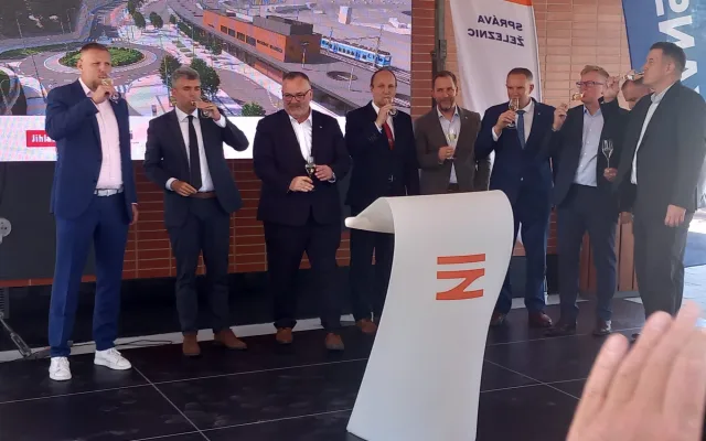 FOTO: Nové městské nádraží slouží cestujícím. Ještě není hotovo, připomíná primátor