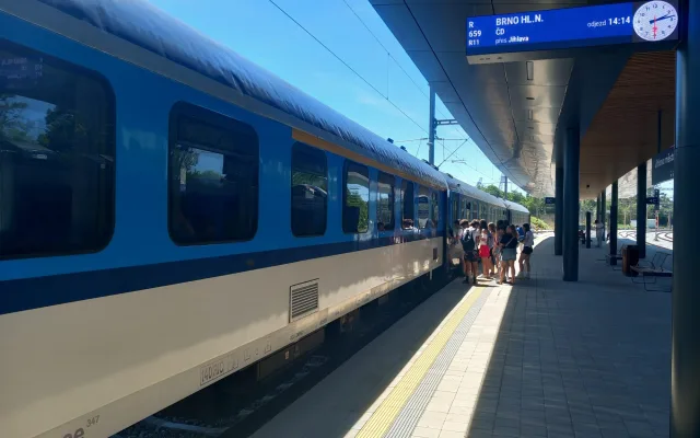 FOTO: Nové městské nádraží slouží cestujícím. Ještě není hotovo, připomíná primátor