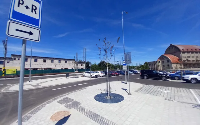 Parkování v Jihlavě XXXVII.: Parkoviště u nádraží není jen pro cestující vlakem