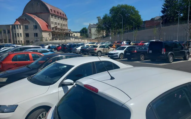 Parkování v Jihlavě XXXVII.: Parkoviště u nádraží není jen pro cestující vlakem